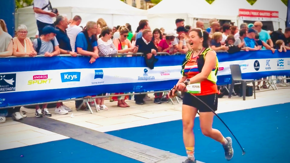 Photo de l'arrivée de Gaëlle MASSON-VOISIN lors de la marche nordique la Vénète de l'UltraMarin 2024 à Vannes