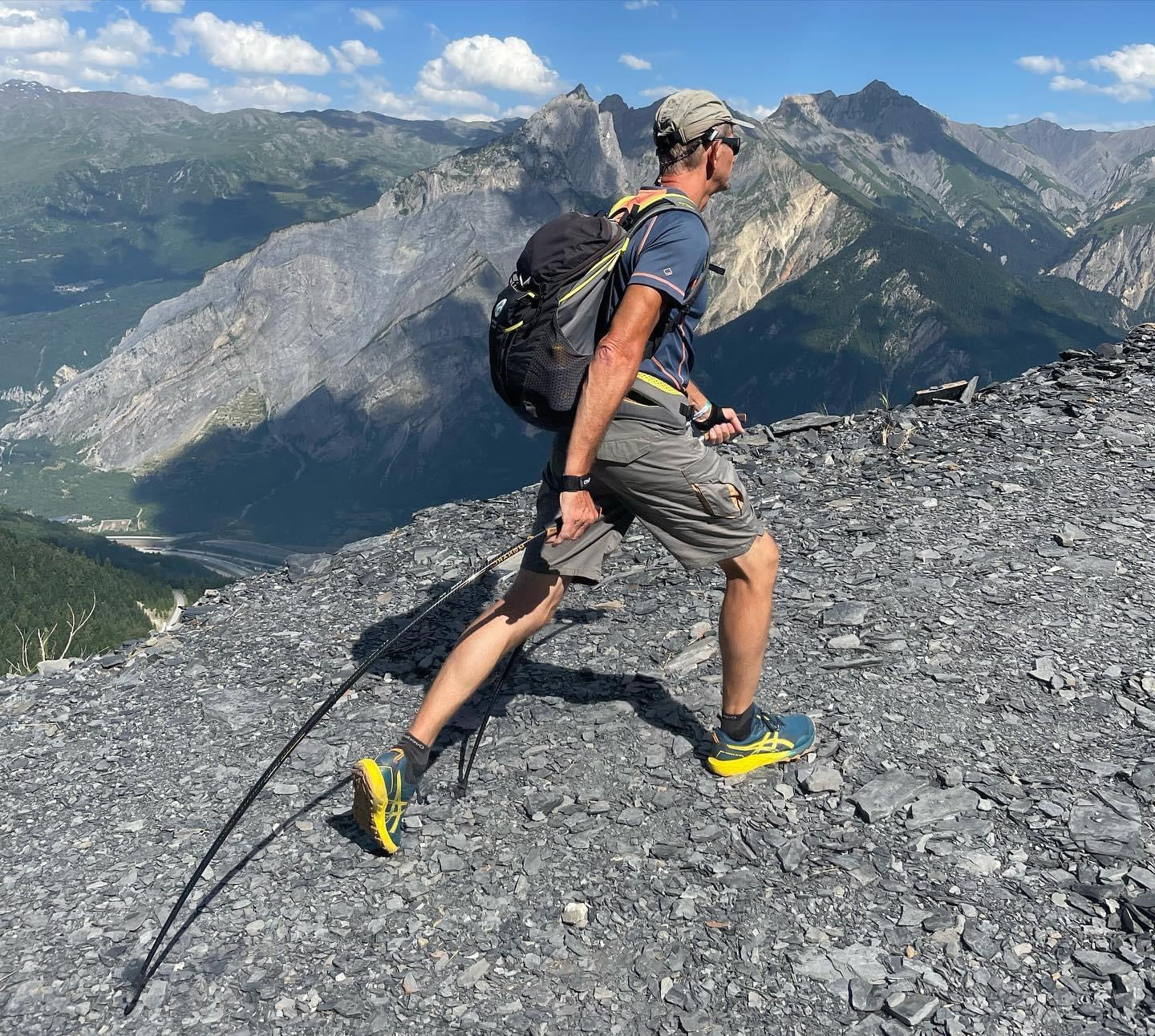 Photo de JPG Montagnes sur un chemin de montagne avec les bâtons MØNARC