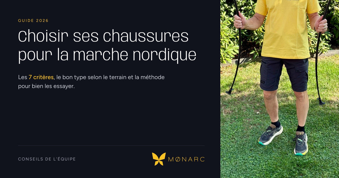 Un marcheur en chaussures de trail tient deux Arcs de Marche® MØNARC® sur une pelouse, en couverture du guide pour choisir ses chaussures de marche nordique.