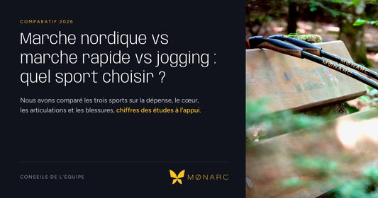 Des Arcs de Marche® MØNARC® posés sur un banc en forêt illustrent le comparatif entre marche nordique, marche rapide et jogging.