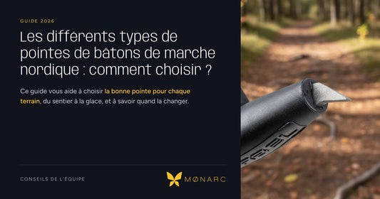 La pointe en carbure de tungstène d'un bâton de marche nordique MØNARC® se pose sur un chemin forestier.