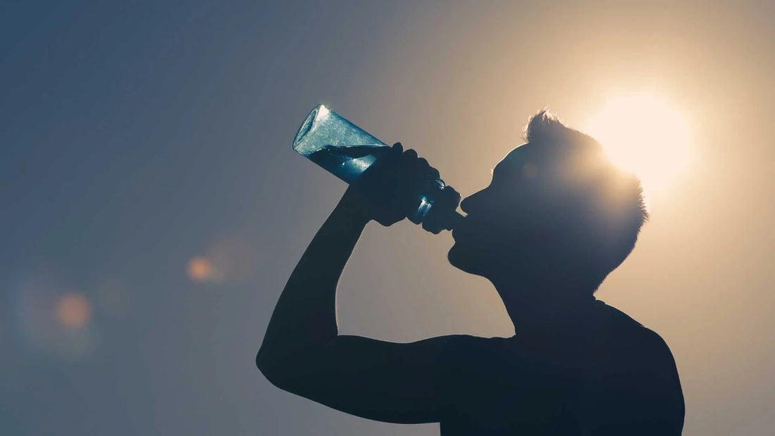 Bien s'hydrater pour marcher par temps chaud : le guide complet