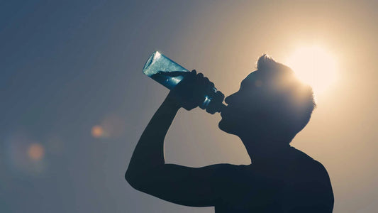 Bien s'hydrater pour marcher par temps chaud : le guide complet