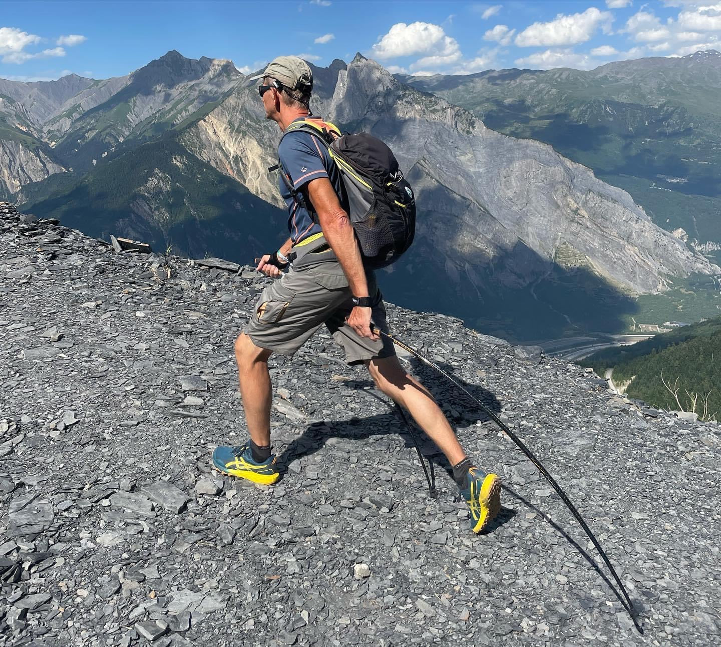 Photo de JPG Montagnes sur un chemin de montagne avec les bâtons MØNARC